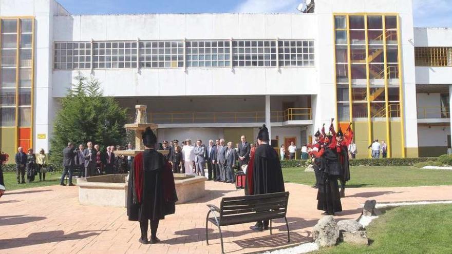 Las autoridades que asistieron al acto presenciando la actuación de la Real Banda de Gaitas en el jardín del centro penitenciario. // Iñaki Osorio