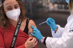Una mujer recibe una dosis de la vacuna contra el coronavirus en Gijón