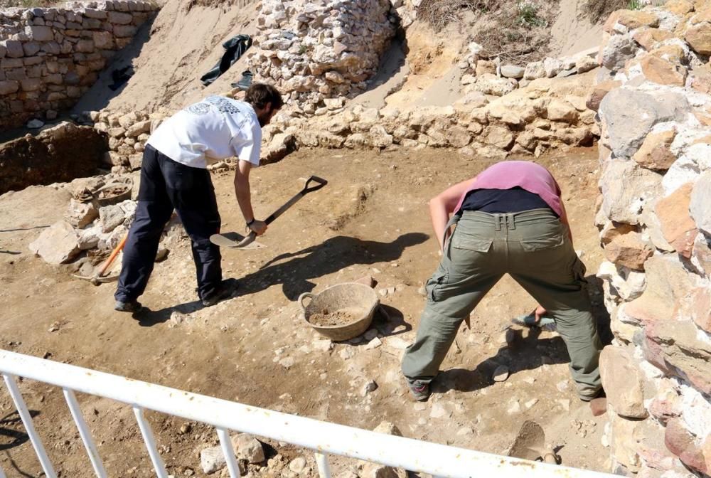 Excavació de l'antiga ciutat grega a la platja d'Empúries