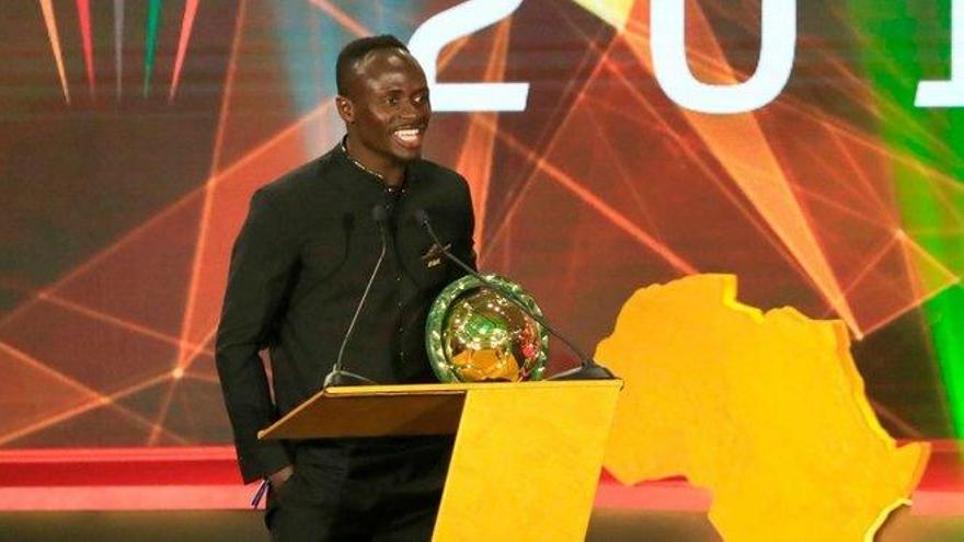 África corona a Mané con el balón de oro