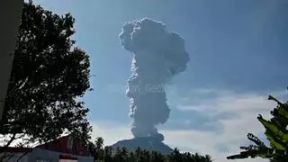 Una erupción volcánica y lluvias torrenciales azotan Indonesia