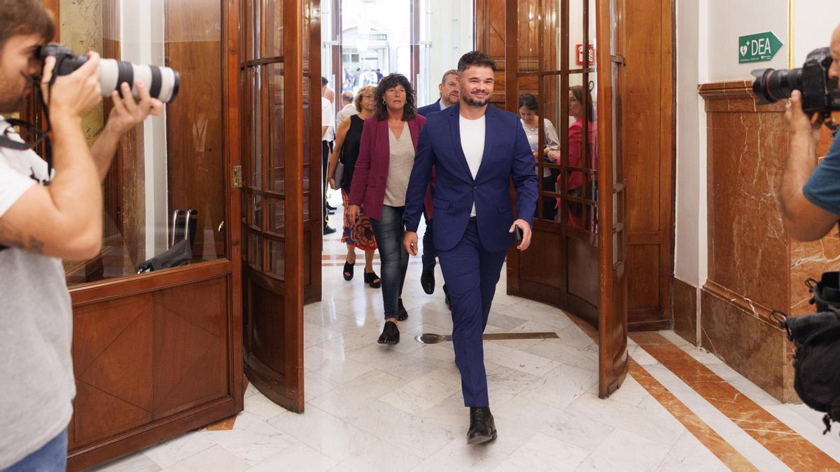 El portavoz de ERC en el Congreso, Gabriel Rufián, a su llegada a la Sesión Constitutiva de la XV Legislatura en el Congreso de los Diputados, a 17 de agosto de 2023, en Madrid (España). Los diputados de la formación han llegado a la Cámara Baja tras cele