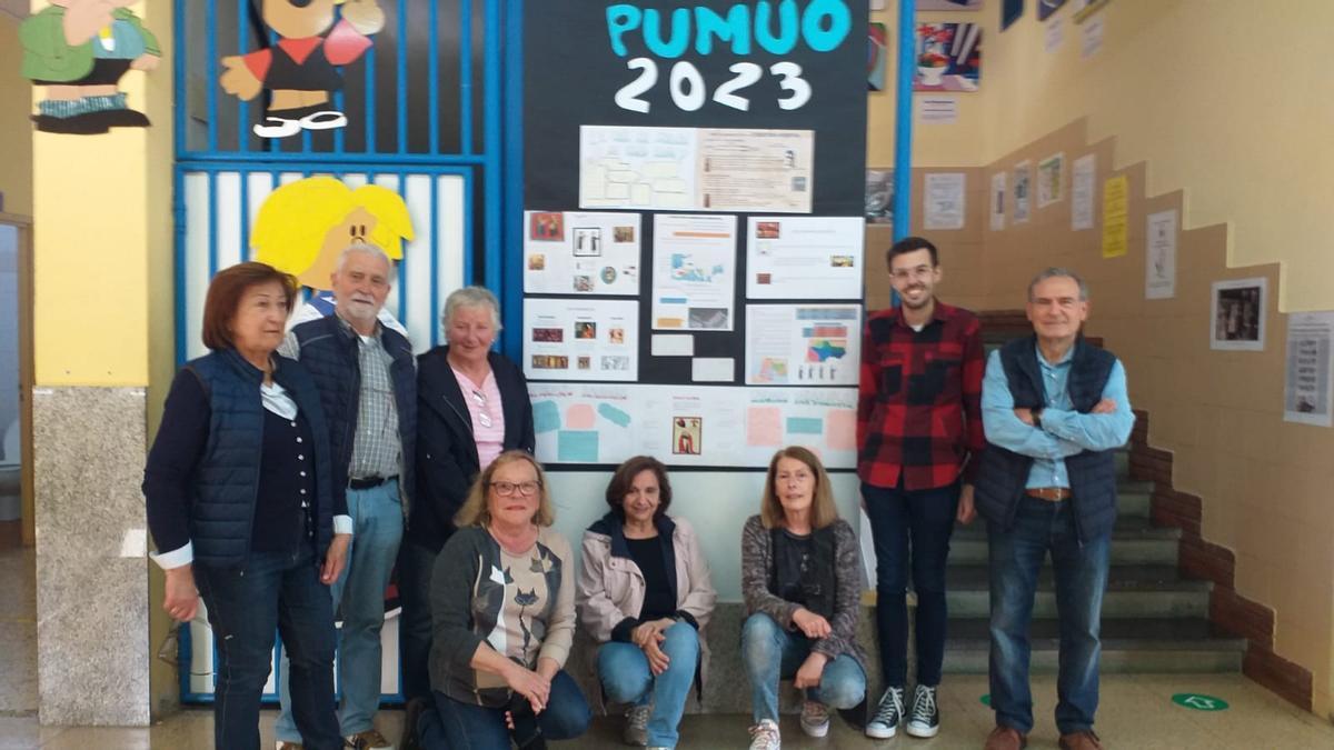Uno de los grupos de la Universidad para mayores, en Luarca.