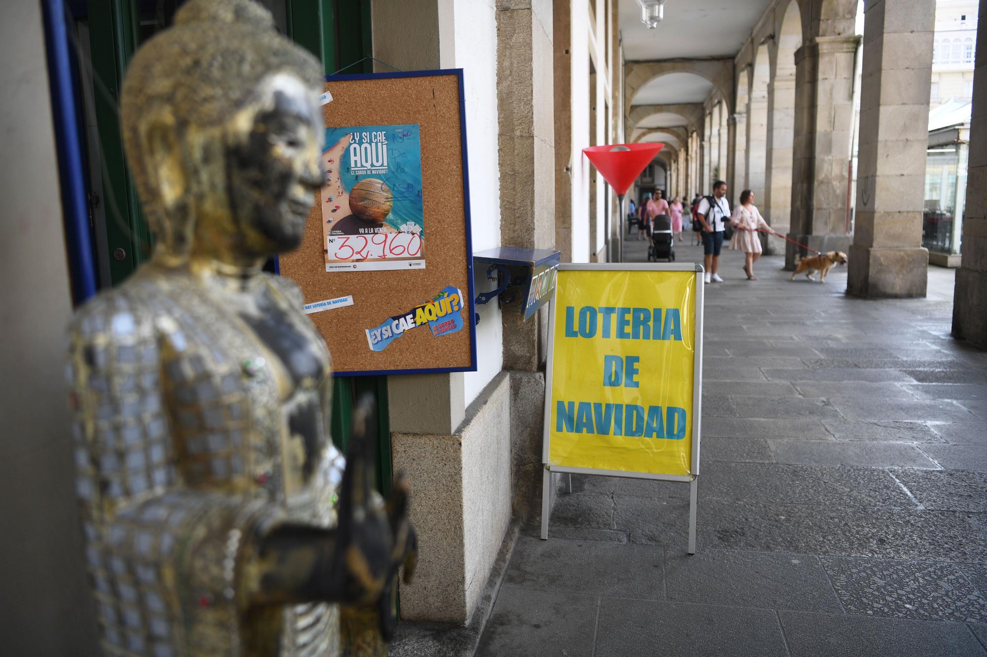 La Lotería de Navidad ya se despacha en A Coruña en plena ola de calor