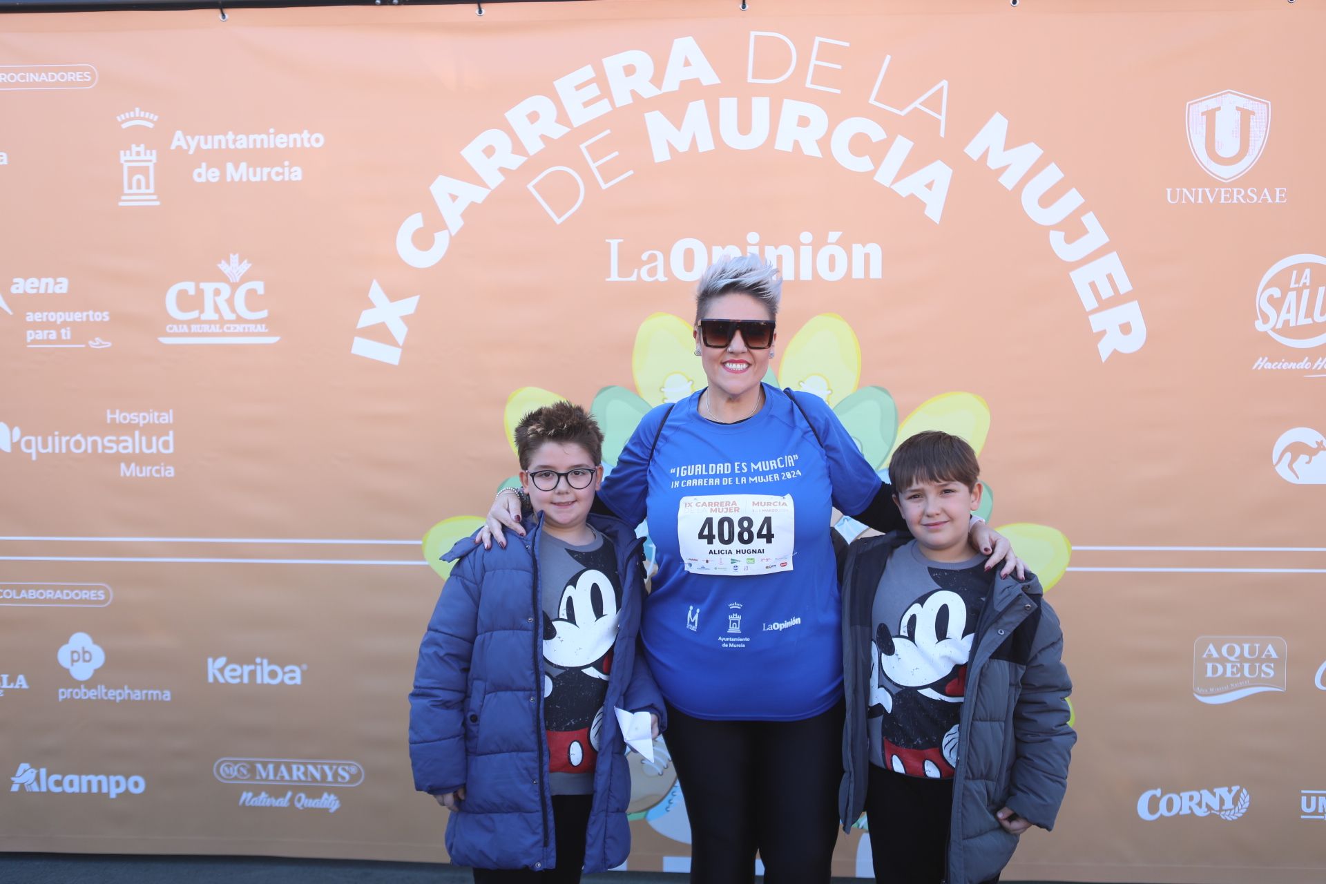 Las participantes posan en el photocall tras finalizar la Carrera de la mujer de Murcia