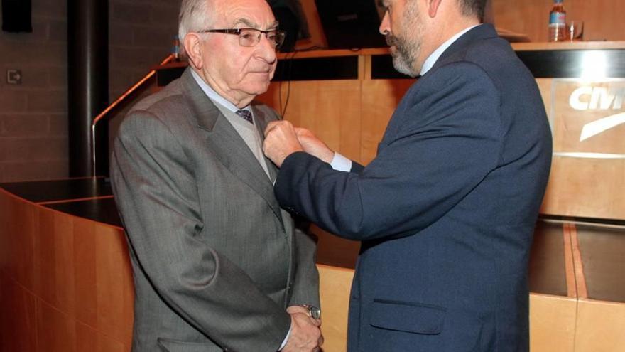 Luis Sánchez Pina recogió la insignia de oro.