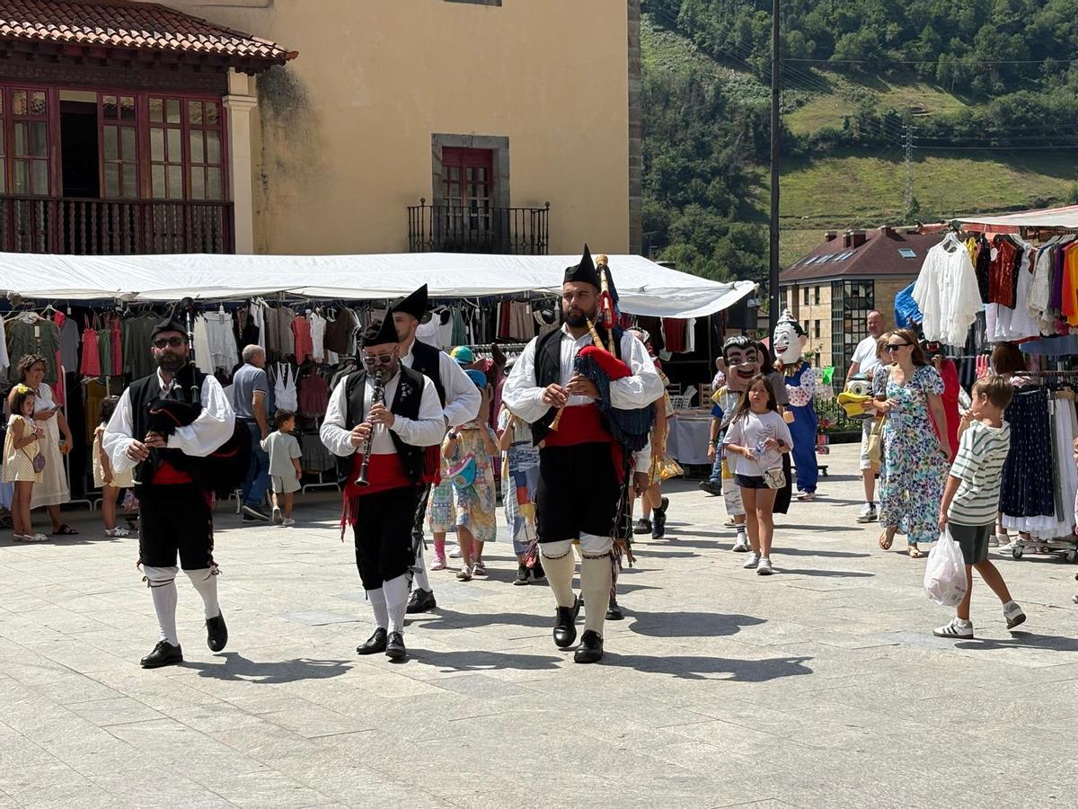 Gigantes y cabezudos animan Cangas del Narcea Gigantes y cabezudos animan Cangas del Narcea