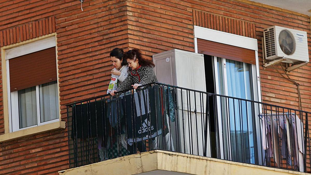 Vecinos en sus balcones durante los meses del confinamiento. EDUARDO RIPOLL