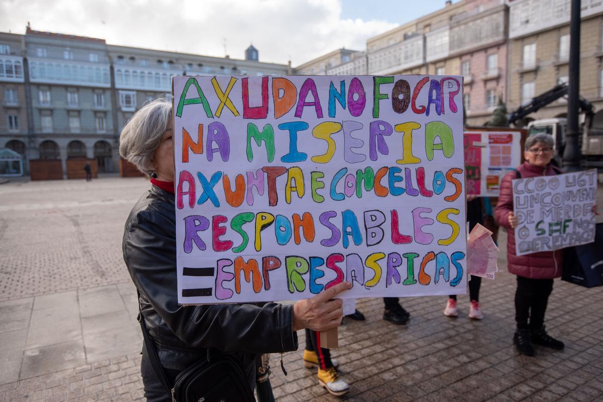 PROTESTA DE TRABAJADORAS DEL SERVICIO DE AXUDA NO FOGAR (SAF) EN LA PLAZA DE MARIA PITA, DELANTE DEL AYUNTAMIENTO DE A CORUÑA, CONTRA EL PREACUERDO DEL CONVENIO QUE, DENUNCIAN, &quot;NOS PRECARIZA TODAVIA MAS&quot; / CONCENTRACION. MOVILIZACION. SERVICIO DE AYUDA A DOMICILIO. DEPENDENCIA