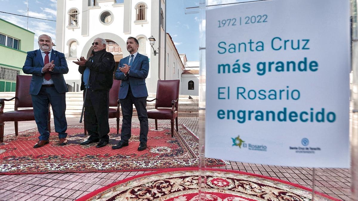 Los alcaldes Escolástico Gil, de El Rosario, y José Manuel Bermúdez, de Santa Cruz, flanquea al exregidor esperancero Elías Bacallado.