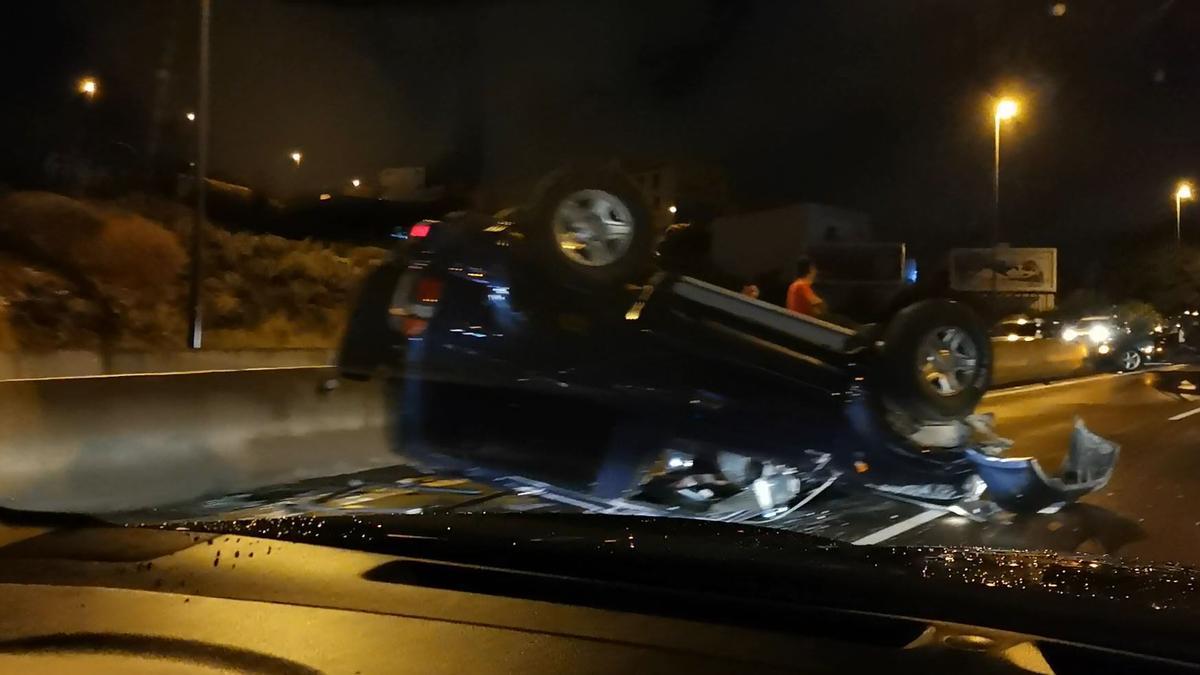 Aparatoso accidente en la TF-2, sentido La Laguna