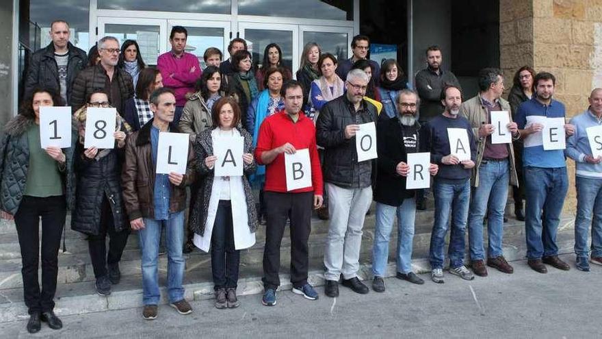 Profesores concentrados ayer en la puerta del Instituto de la Laboral.