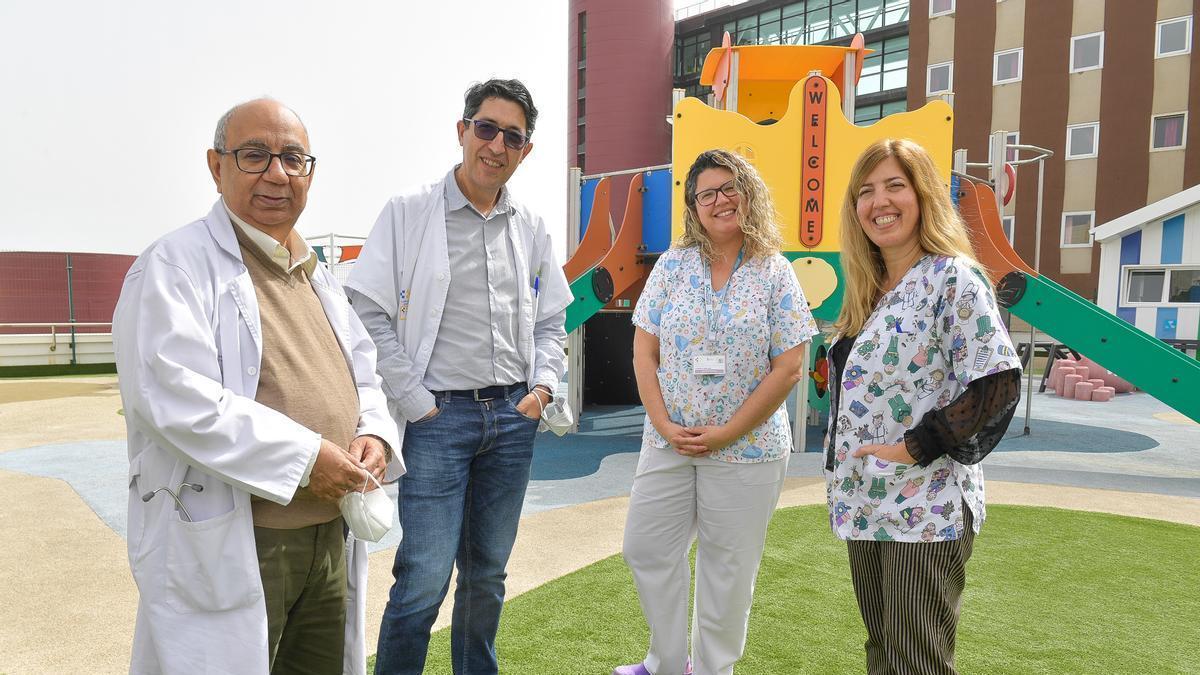 De izquierda a derecha, los doctores Kishore Melwani y Antonio Molinés, junto con la enfermera Patricia Brito y la doctora Silvia Domínguez.