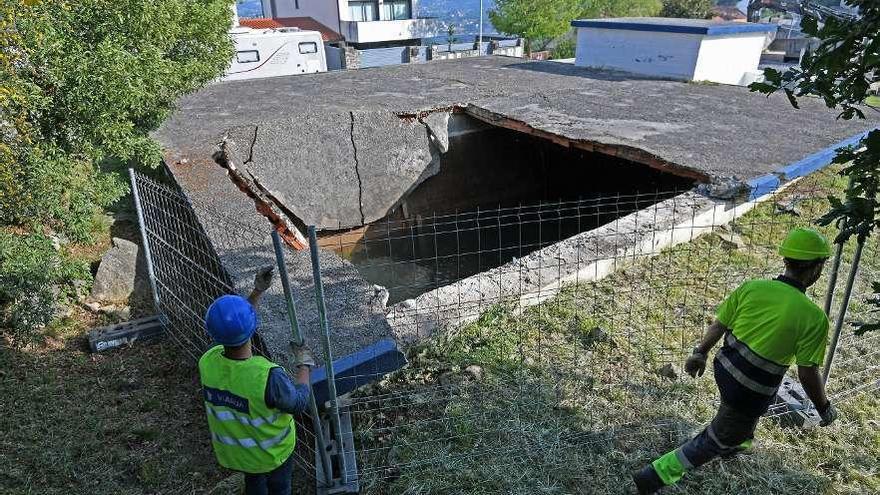 Los operarios vallando el deposíto de agua de Boavista tras el desplome de su cubierta. // Gustavo Santos