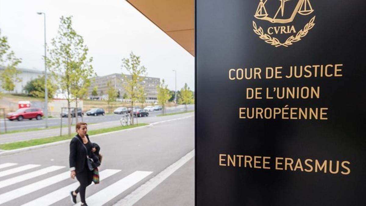 Una mujer se dirige a la entrada de la sede del Tribunal Europeo de Justicia, en Luxemburgo, este lunes.