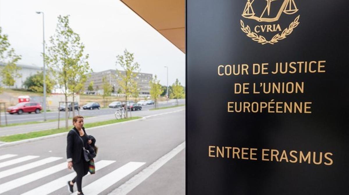 Una dona es dirigeix a l’entrada de la seu del Tribunal Europeu de Justícia, a Luxemburg, aquest dilluns.