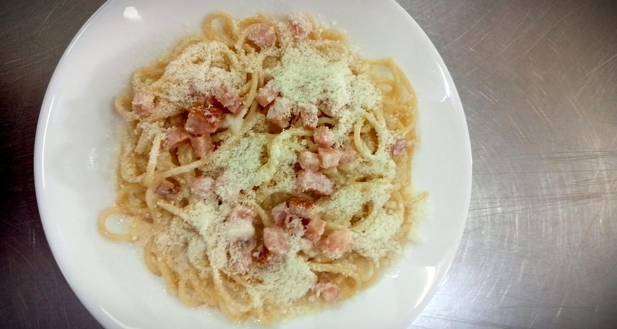 Plato de pasta a la carbonara del CEIP Gadir, en Cádiz.