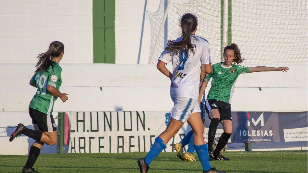 Una acción del partido entre el Cacereño Femenino y el Pozoalbense.