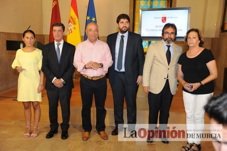 Murcia, primera comunidad en entregar tarjetas identificativas a las víctimas del terrorismo que dan descuentos y prestaciones