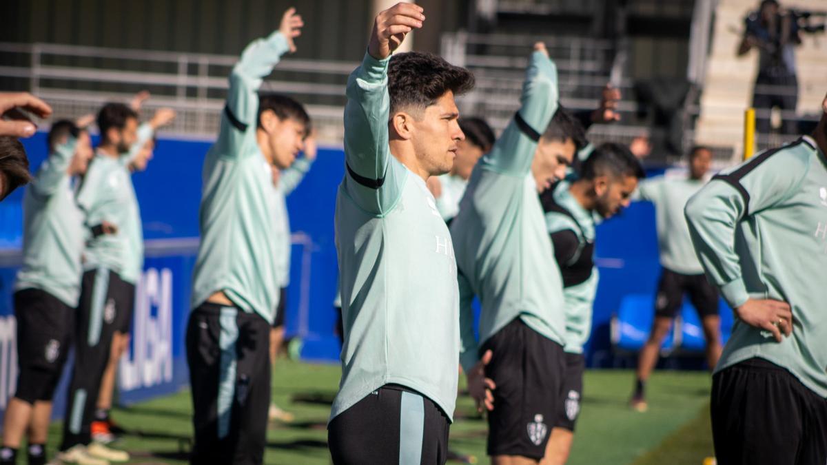 Los jugadores de la SD Huesca, en pleno entrenamiento.