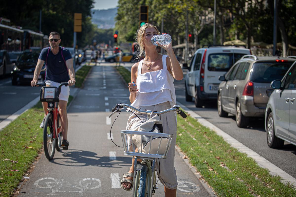 Un trago de agua. Bravo por esta ciclista que circulaba este viernes por el carril bici de Sant Joan