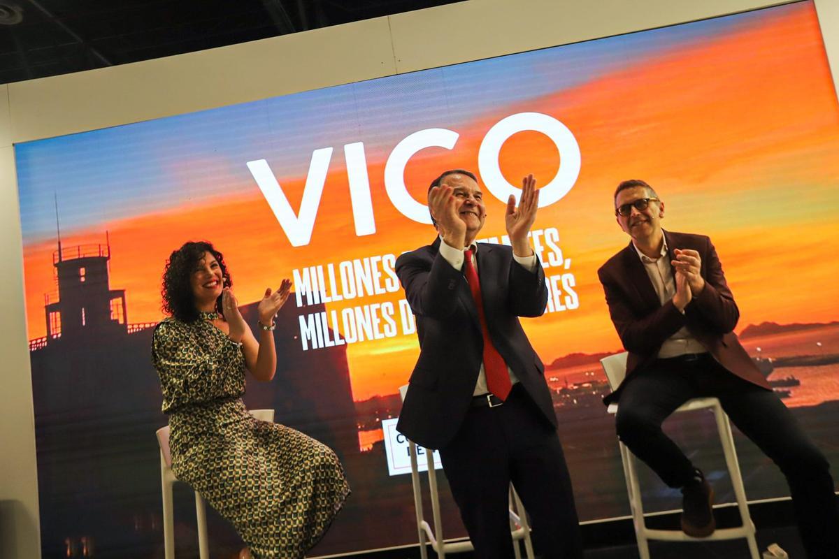 Abel Caballero (c.) durante una presentación de Vigo en Fitur