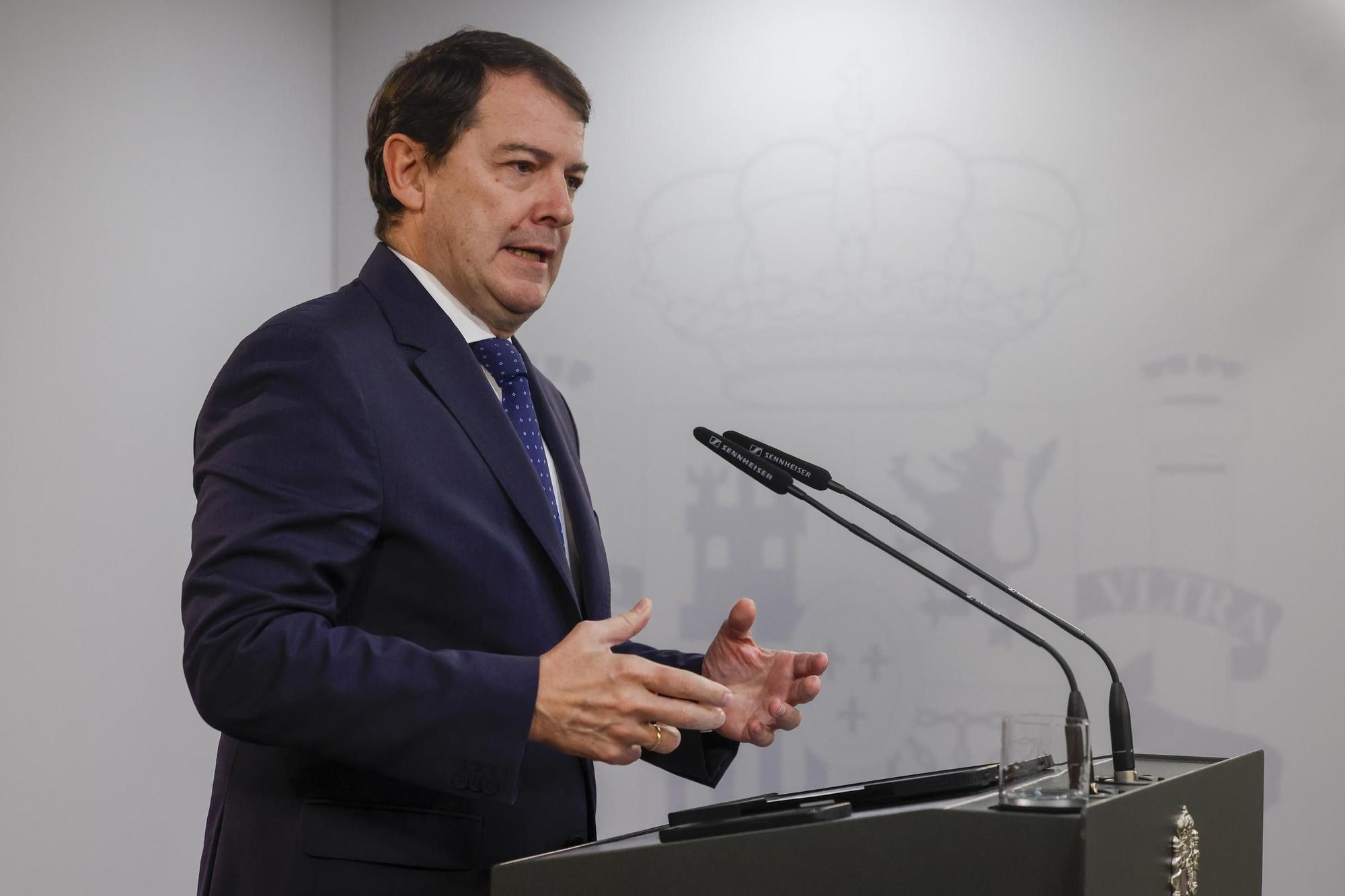 Mañueco pide explicaciones a Vox por sus "bandazos" y por querer ser oposición en Burgos