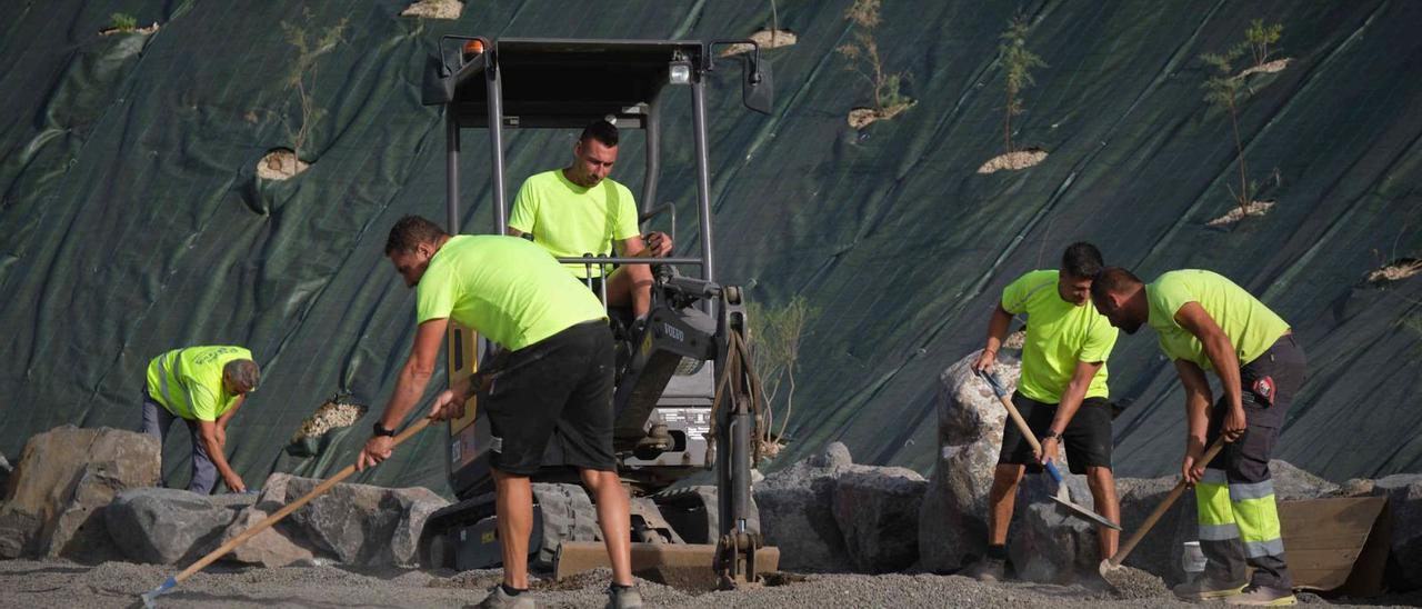 Varios operarios durante las recientes obras de mejora de una zona de baño de Santa Cruz de Tenerife. | | CARSTEN W. LAURITSEN