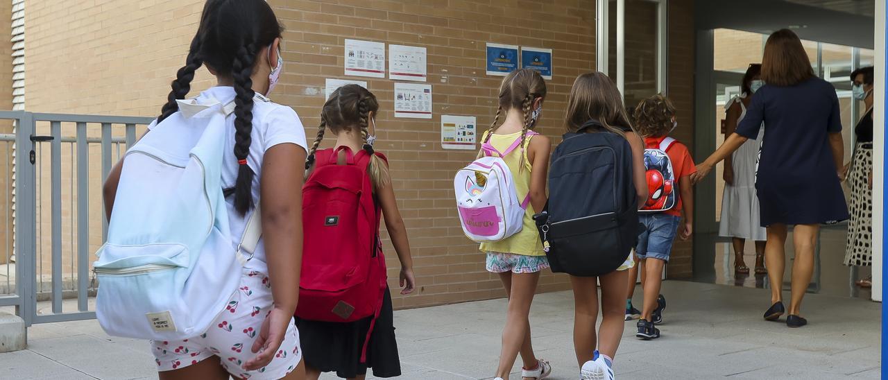 Escolares de un colegio de Alicante acudiendo a clase el primer día de curso, el miércoles de esta semana.