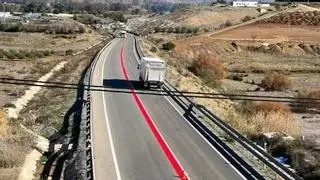 ¿Qué significa la nueva línea roja que puedes encontrarte en la carretera?