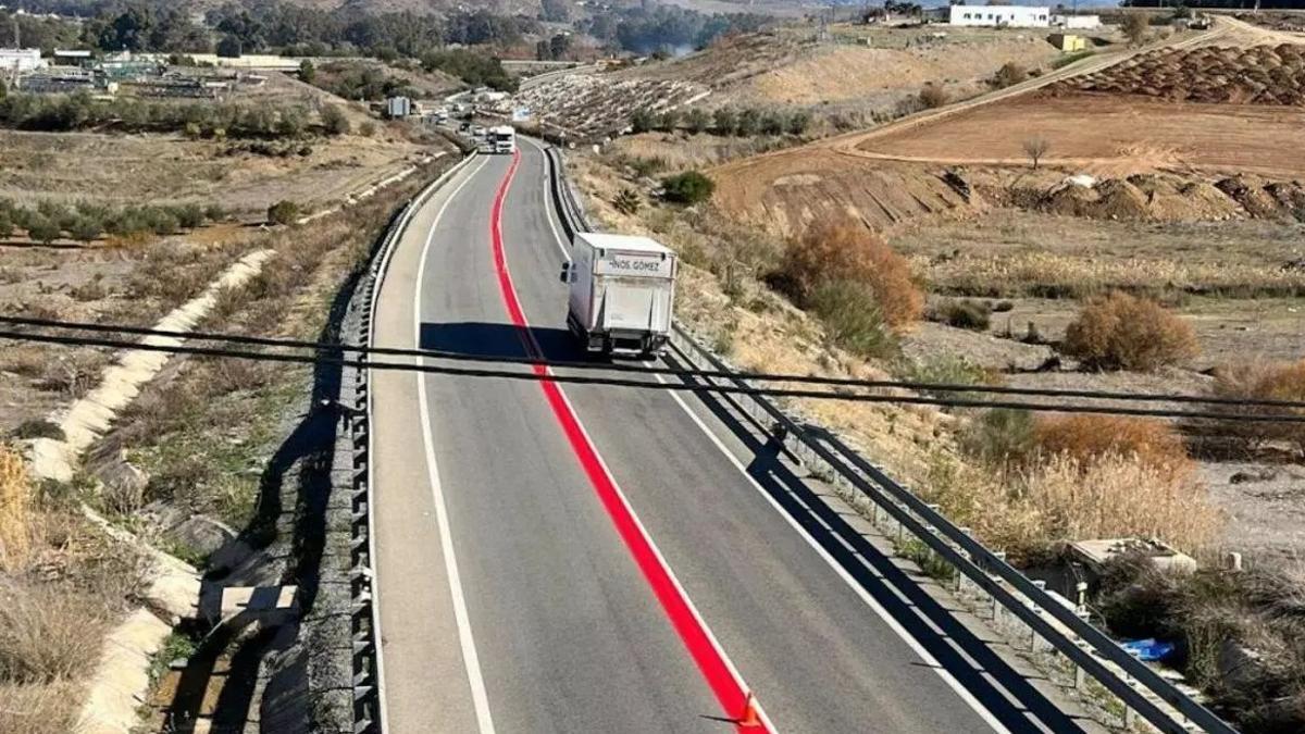 Ejemplo de la línea roja que te puedes encontrar en las carreteras españolas.
