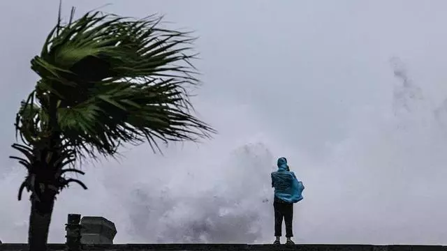 China mantiene las alertas tras tocar tierra el tifón Bavi en el este del país