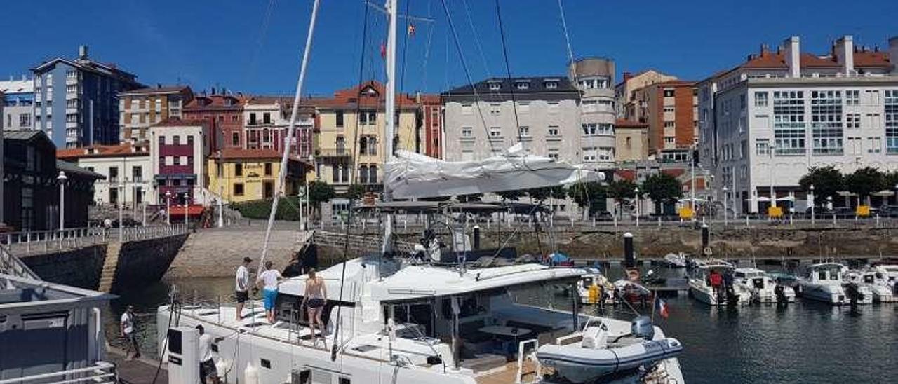 Un catamarán llegado este verano al Puerto Deportivo de Gijón.