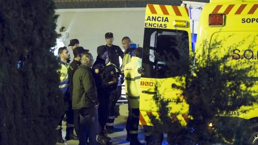 Al menos una decena de fugados y tres policías heridos en un motín en el CIE de Murcia