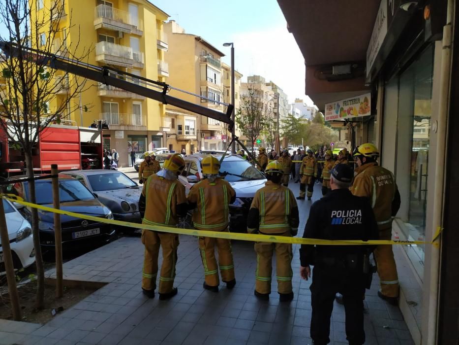 Un coche fuera de control atropella a dos peatones en la calle Industria