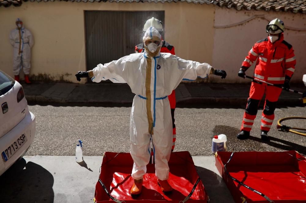 Aparatosa preparación para una rápida intervención de los bomberos ante la caída de una señora en su casa de Los Bloques