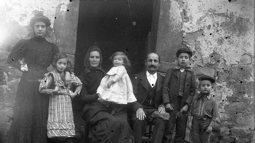 Retrato de una familia de labradores de Cabranes, en torno a 1919. Colección Juan Evangelista Canellada. | Fondos Muséu del Pueblu d’Asturies