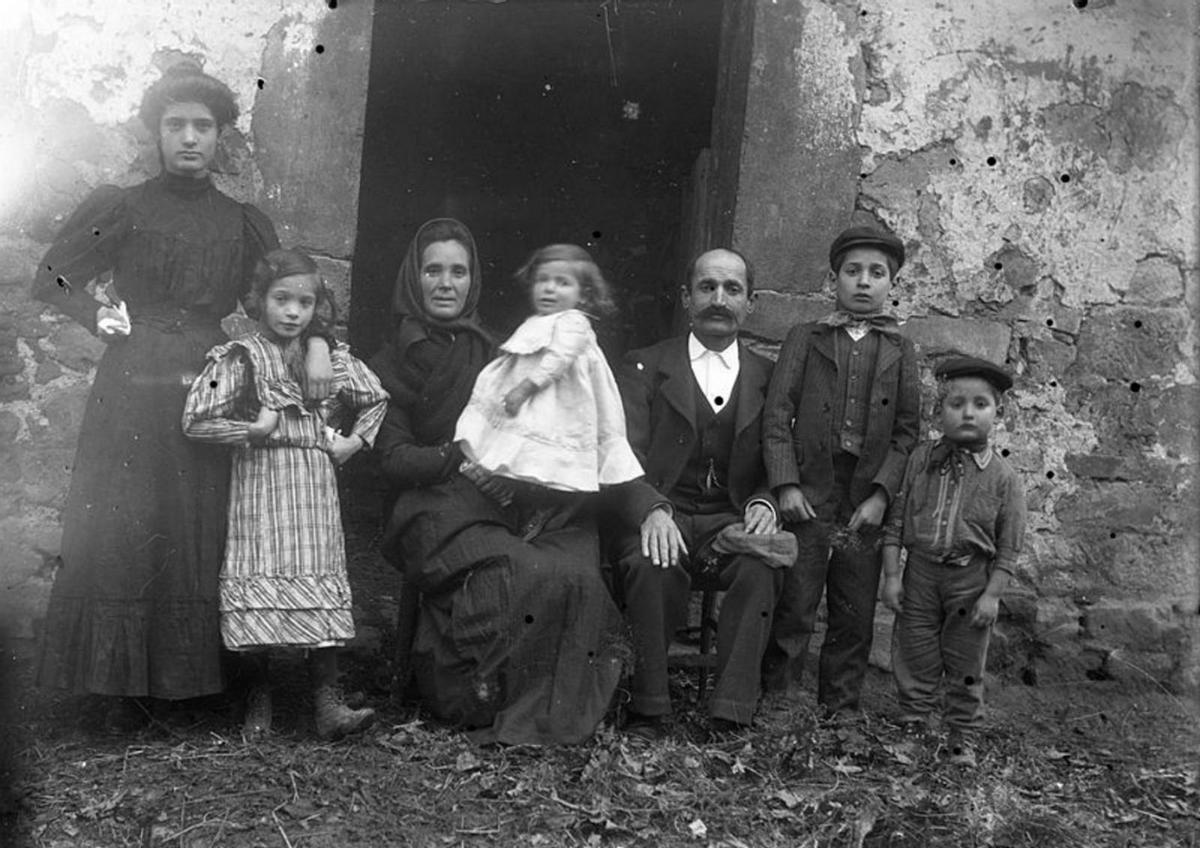 Retrato de una familia de labradores de Cabranes, en torno a 1919. Colección Juan Evangelista Canellada. | Fondos Muséu del Pueblu d’Asturies