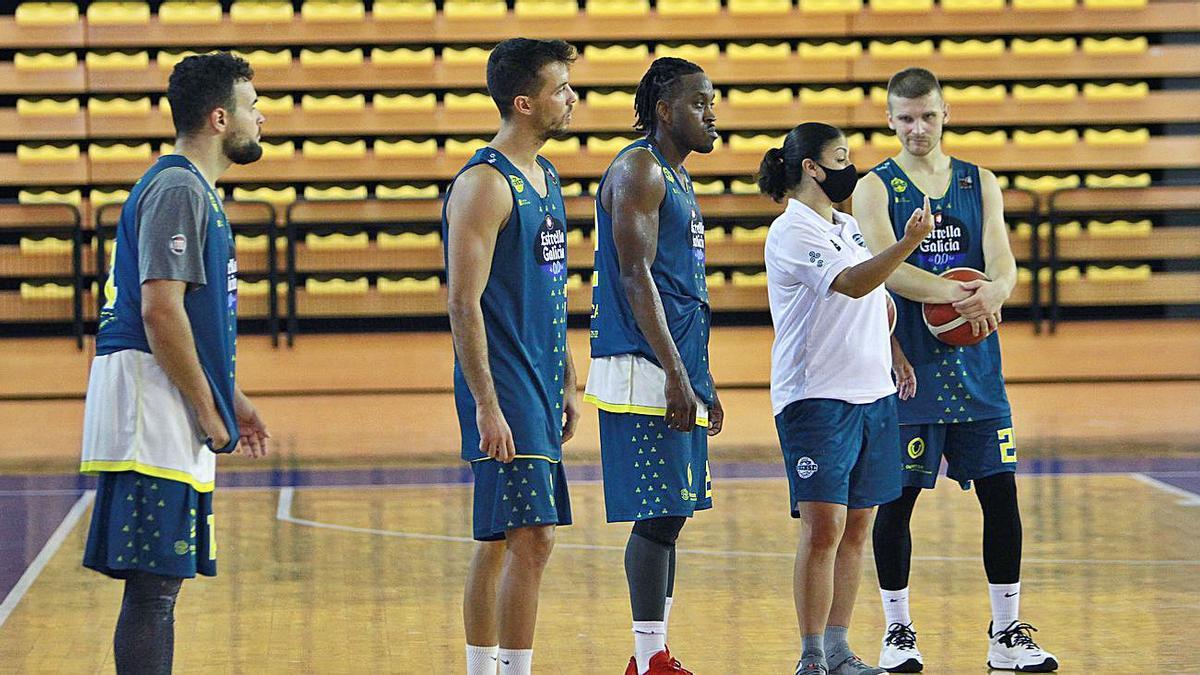 Jugadores recibiendo indicaciones de la segunda entrenadora, Iria Romarís | . // IÑAKI OSORIO