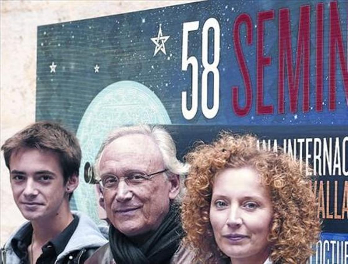 Jordi Cadena, al centre, entre els actors Igor Szpakowski i Roser Camí, ahir, a Valladolid. Jordi Cadena, al centre, entre els actors Igor Szpakowski i Roser Camí, ahir, a Valladolid.