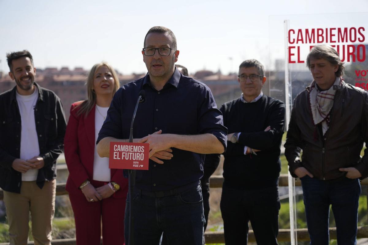 El secretario general del PSOECyL y candidato a la Presidencia de la Junta, Carlos Martínez, atiende a los medios antes de participar en una comida mitin en Zamora. Le acompañan, los candidatos a las Cortes por Zamora, Iñaki Gómez y Patricia Martín, y el portavoz del PSOE en el Congreso, Patxi López. Pabellón La Josa. Barrio Obrero de San José. ZAMORA