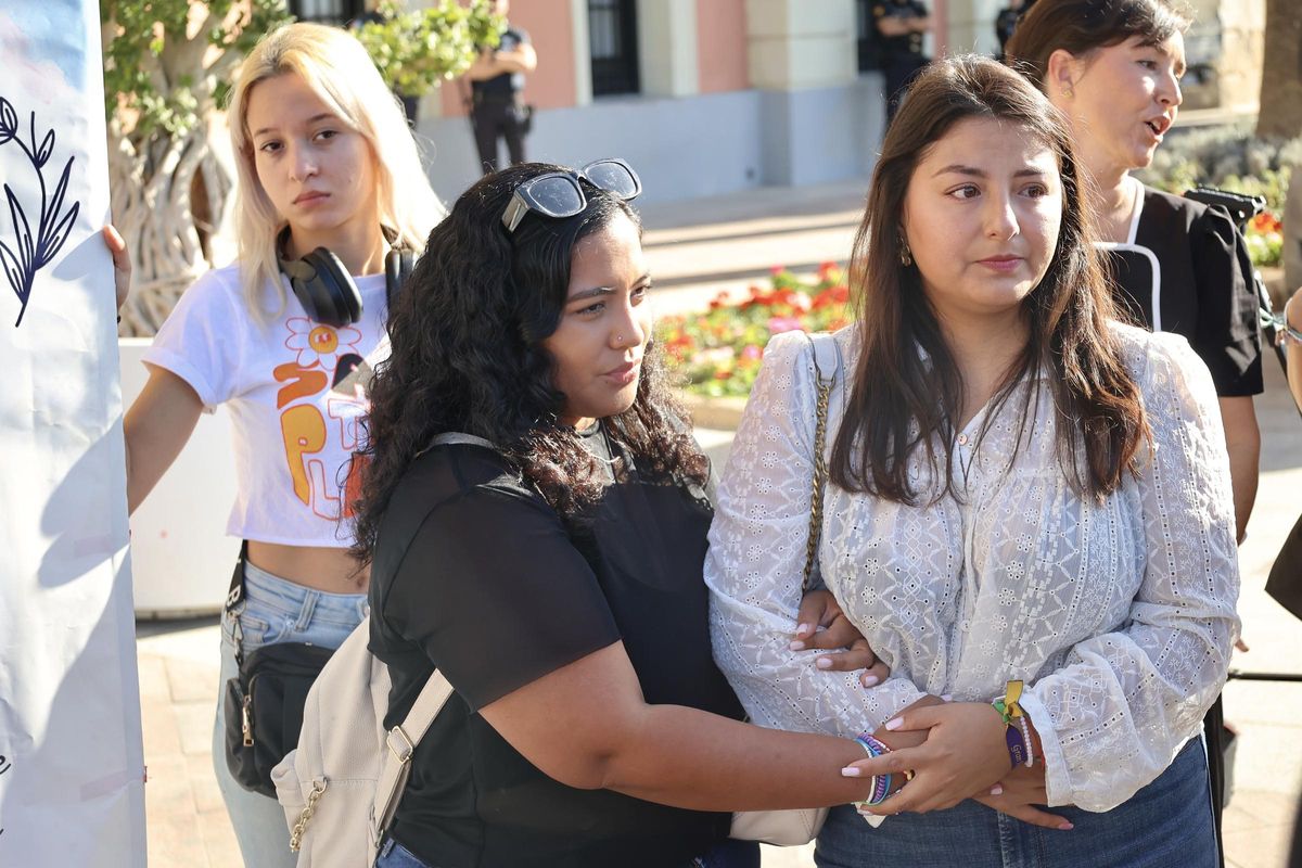 Medio de centenar de amigos y familiares de las víctimas de Atalayas se han concentrado este lunes en La Glorieta.
