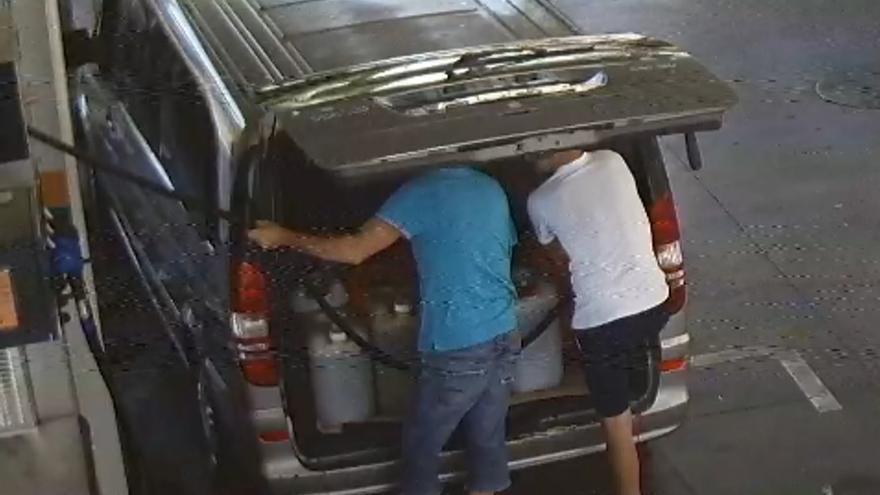 Die Diebe befüllten Kanister, die sie im Kofferraum ihres Autos lagerten.