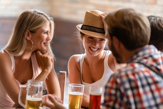 Amigas bebiendo cerveza