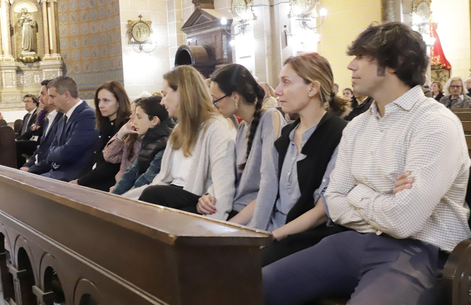 Sentida despedida a Anselmo López Acha, recibido en la iglesia con el himno del Oviedo
