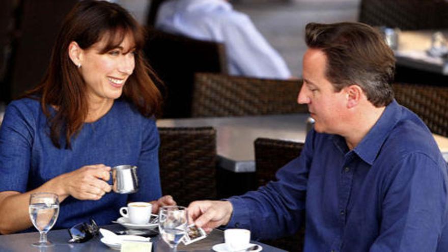 David Cameron y su esposa Samantha, en Palma.