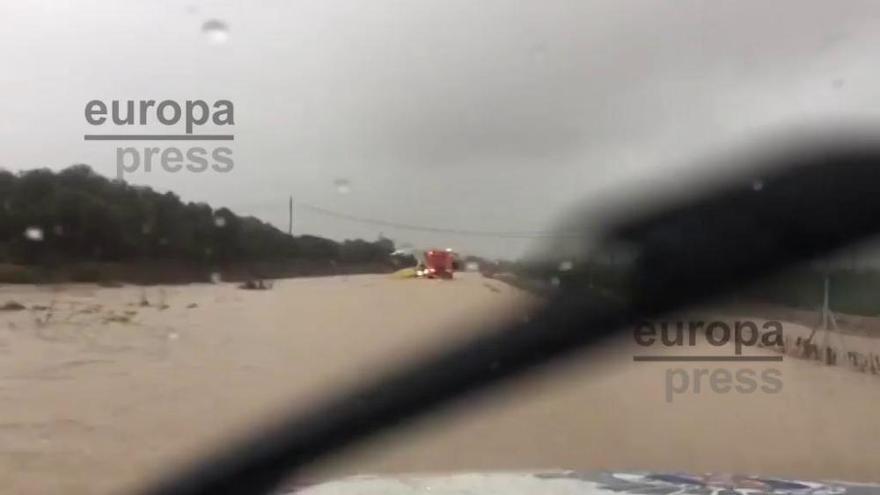 Rescatan a 70 niños atrapados en un autobús escolar por las lluvias en Cartagena