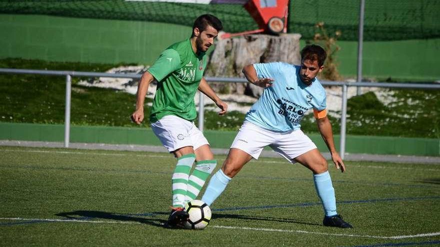 Un futbolista del Beluso y otro del Moaña pugnan por un balón en el derbi. // Gonzalo Núñez