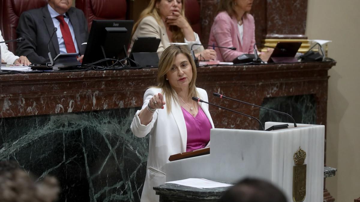 Carmina Fernández, del PSRM, señala al presidente López Miras durante su intervención en el debate sobre el estado de la Región.