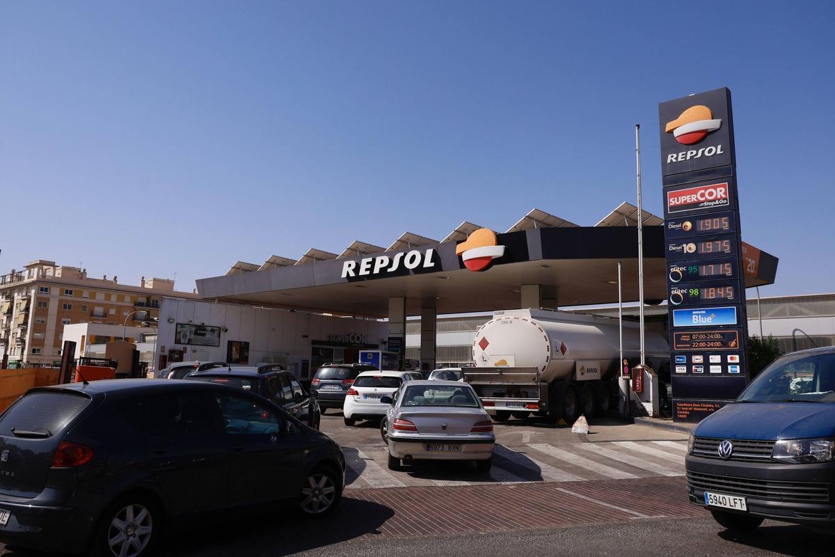 Córdoba. Verano. Gasolinera, gasolina. Precios de los combustibles ahora que estamos en plena operación salida